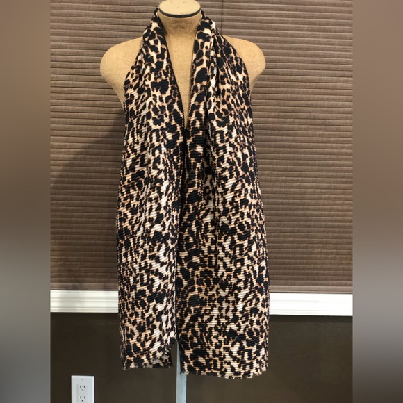 ✨Host Pick ✨ Cheetah print scarf - Picture 1 of 3